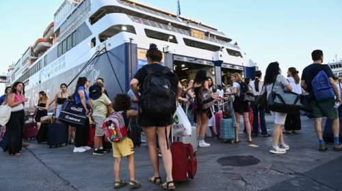 Φεύγουν οι αδειούχοι του Αυγούστου: &quot;Βούλιαξε&quot; το λιμάνι του Πειραιά - Αναχώρησαν χθες 32.580 επιβάτες