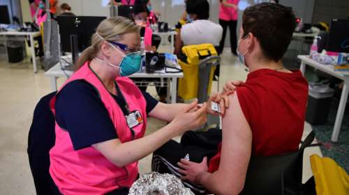 Ομόφωνη σύσταση από το αμερικανικό CDC για το εμβόλιο της Pfizer στις ηλικίες άνω των 16 ετών