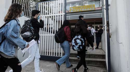 Σε έξαρση κορονοϊός και ιώσεις: Πώς θα επιστρέψουν οι μαθητές στα σχολεία, τι θα γίνει με τις απουσίες