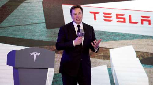 Tesla: Μειώσεις μισθών και υποχρεωτικές άδειες την ώρα που ο Ελον Μασκ εισπράττει 700 εκατ. δολάρια