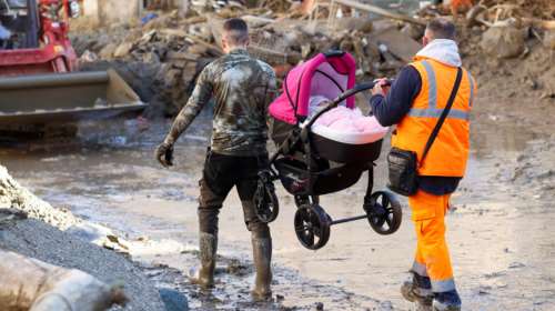 Πλημμύρες στην Ιταλία: Ανασύρθηκε η σορός ενός 5χρονου κοριτσιού στο νησί Ισκια [εικόνες - βίντεο]