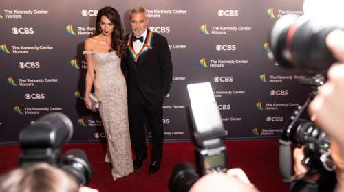 Αμάλ Κλούνεϊ: Ασημένια θεά στο κόκκινο χαλί - Το statuesque φόρεμα Valentino με τις εκατοντάδες παγιέτες