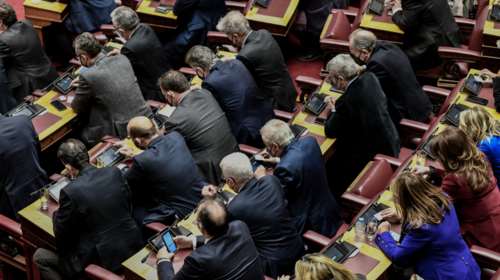 Πρόταση μομφής: Ποιος είναι ο βουλευτής που ψήφισε &quot;παρών&quot;