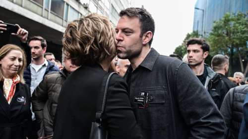 Στέφανος Κασσελάκης - Όλγα Γεροβασίλη μαζί στη συγκέντρωση της ΑΔΕΔΥ: Χειραψία, φιλί και χαμόγελα