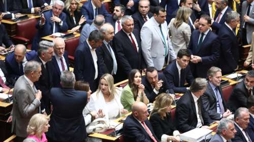 Βουλή: Η αμήχανη στιγμή πριν την ορκωμοσία - Μπέρδεμα με τα έδρανα, δεν έβρισκαν θέση 18 βουλευτές του ΠΑΣΟΚ