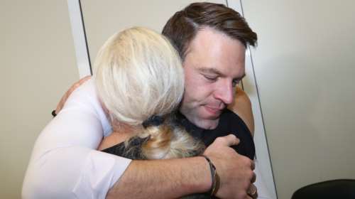 Κασσελάκης σε συγγενείς θυμάτων στα Τέμπη: Είμαι εξοργισμένος και νευριασμένος για τη συγκάλυψη που φαίνεται να διαπράττεται