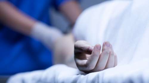 Συμμορία... ταριχεύσεων και καλλωπισμού σορών με ιατροδικαστή, πρώην αστυνομικό και εργολάβους κηδειών