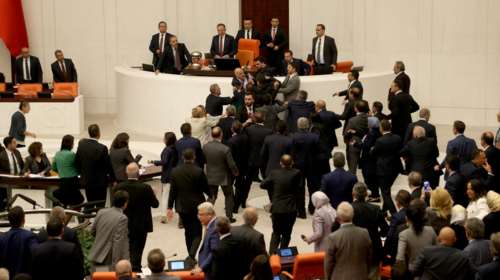Τουρκία: Αγριο ξύλο με γροθιές και κλωτσιές στη Βουλή - Τραυματίστηκαν βουλευτές [βίντεο]