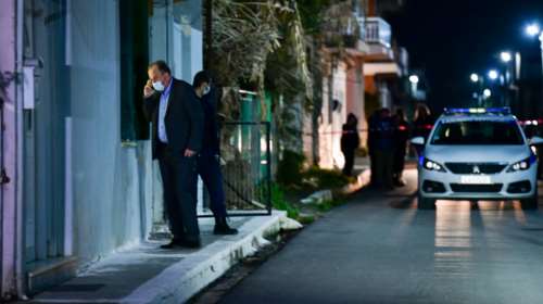 Μακελειό στην Ανδραβίδα: Ποιον αναζητούν οι αρχές για τη δολοφονία μητέρας, πατέρα και των δύο παιδιών [εικόνες]