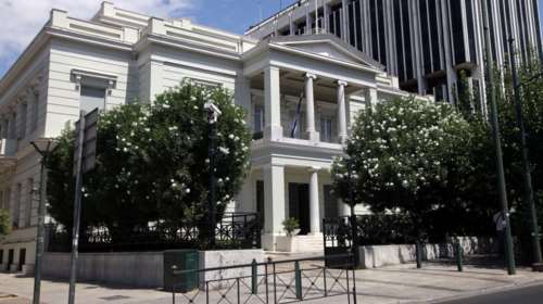 Το ΥΠΕΞ για τη μετάφραση του εγγράφου της Novartis: Δεν ξέρουμε πώς εξαφανίστηκε το όνομα Λοβέρδου