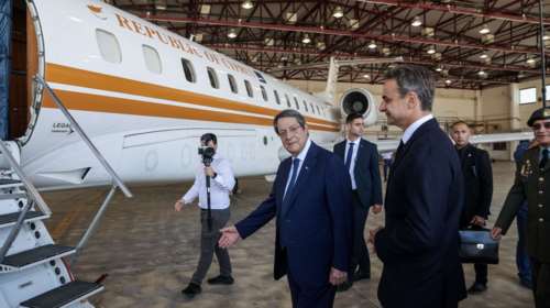 Η Ελλάδα δωρίζει το κυβερνητικό αεροσκάφος στην Κύπρο - Ο Μητσοτάκης το παρέδωσε στον Αναστασιάδη [Εικόνες]