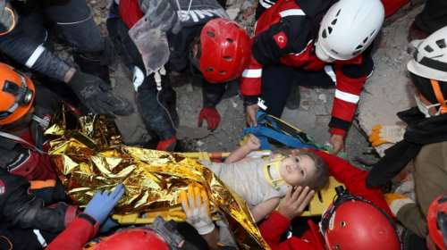 Σεισμός στη Σμύρνη: Ανέσυραν ζωντανό ένα τετράχρονο κορίτσι μετά από 91 ώρες στα συντρίμμια [εικόνες]