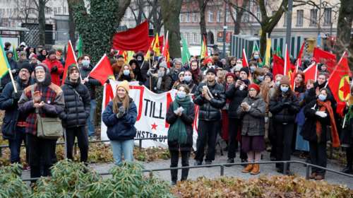 Σουηδοί ακροδεξιοί έκαψαν το Κοράνι και διαδήλωσαν κατά του Ερντογάν - Αδιέξοδο με την ένταξη της χώρας στο ΝΑΤΟ