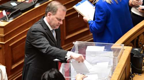 Προανακριτική για Καραμανλή: Τα μυστήρια της ψηφοφορίας στη Βουλή και οι υποψίες για δύο &quot;γαλάζιες&quot; διαρροές