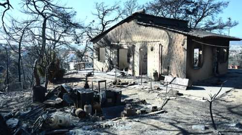 Φωτιά στην Αττική: Μαύρο σκηνικό σε Βαρνάβα, Πεντέλη, Χαλάνδρι - Ζημιές μέχρι και στο δασαρχείο [εικόνες - βίντεο]