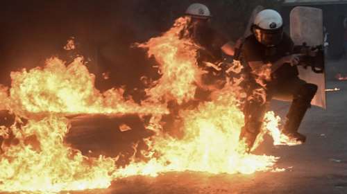 Ενέδρα σε βάρος αστυνομικών στην Πάτρα - Τους επιτέθηκαν με μολότοφ