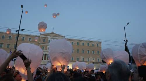 Σύνταγμα: Δεκάδες φαναράκια στον ουρανό για τους νεκρούς του ναυαγίου της Πύλου [Εικόνες - Βίντεο]