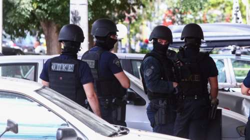 Σαλαμίνα: ΕΔΕ και διαθεσιμότητα για τους δύο αστυνομικούς που εκβίαζαν επιχειρηματίες και οικοδόμους