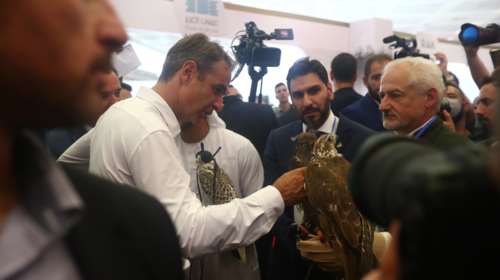 Κυριάκος Μητσοτάκης: Στο περίπτερο των ΗΑΕ στη ΔΕΘ με τέσσερα βασιλικά γεράκια [εικόνες]