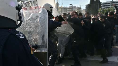 Ενταση στο μνημείο του Άγνωστου Στρατιώτη στο συλλαλητήριο μαθητών και φοιτητών [εικόνες]