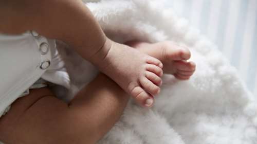 Κως: Από πνιγμό με τηγανητές πατάτες ο θάνατος του βρέφους - Το παρελθόν του 21χρονου πατέρα με παιδική πορνογραφία