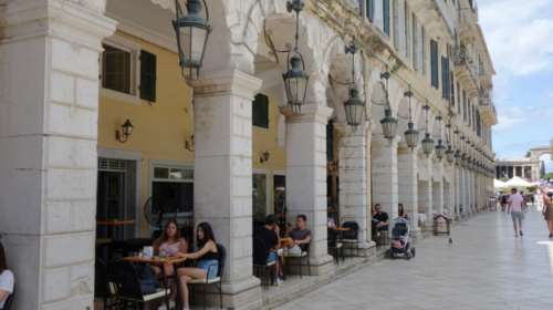 Κέρκυρα: Ξυλοκόπησε την πρώην σύζυγό του μπροστά στα μάτια των παιδιών τους, στον Αγιασμό του σχολείου