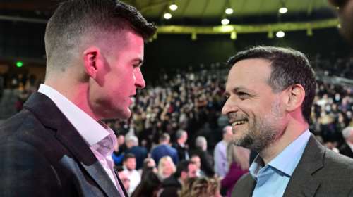 Στο Συνέδριο του ΣΥΡΙΖΑ και ο Τάιλερ - Ο σύζυγος του Στέφανου Κασσελάκη κάθισε στην πρώτη σειρά [εικόνες]