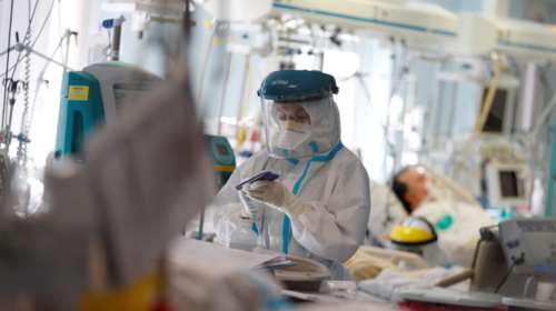 Κορονοϊός: Συγκλονίζει η φωτογραφία γιατρού που αγκαλιάζει ηλικιωμένο ασθενή - Η απελπισία σε ένα καρέ