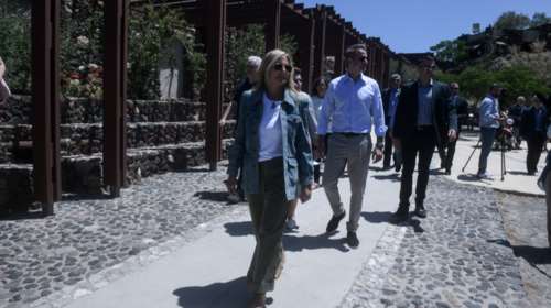 Η Μαρέβα Μητσοτάκη και ο γιος της, Κωνσταντίνος, μαζί με τον πρωθυπουργό στη Σαντορίνη [εικόνες]