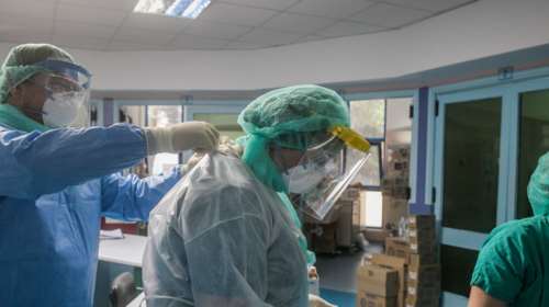 Κορονοϊός: Γεμίζουν με ανεμβολίαστους τα νοσοκομεία - "Μάχη" για το πολυπόθητο τείχος ανοσίας
