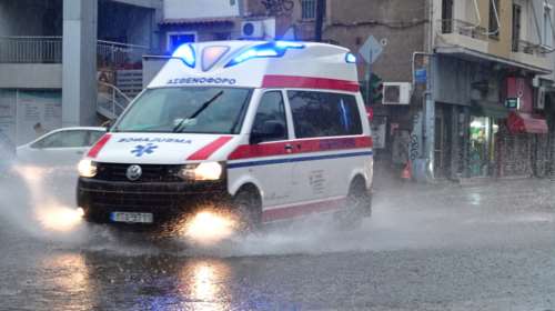 Κακοκαιρία: Νεκρή γυναίκα στη Γλυφάδα - Παρασύρθηκε από ορμητικά νερά και εγκλωβίστηκε κάτω από αυτοκίνητο