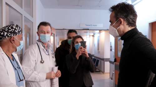 Στη Μυτιλήνη ο Μητσοτάκης: Να πειστούν και οι επιφυλακτικοί για το εμβόλιο - Θα ξεκινήσει εκστρατεία ενημέρωσης