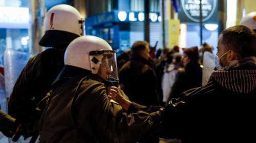 Επεισόδια και χημικά στο κέντρο της Αθήνας: Πορεία για τον θάνατο του 20χρονου στο Πέραμα [εικόνες-βίντεο]