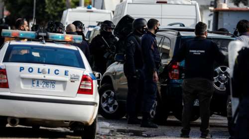 Βγήκαν τα όπλα στα Μέγαρα: Τουλάχιστον δέκα τραυματίες από συμπλοκή σε καταυλισμό Ρομά