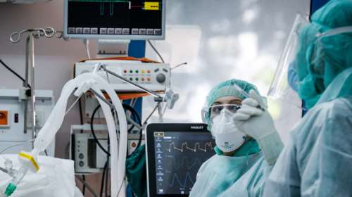 Κορονοϊός- συναγερμός: Τρέχουν να βρουν και άλλα κρεβάτια στις ΜΕΘ: Εκκενώνονται κλίνες, ο Ευαγγελισμός έχει &quot;φρακάρει&quot;