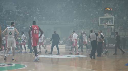 Παναθηναϊκός - Ολυμπιακός: Οριστική διακοπή στον 4ο τελικό - Ρίψη καπνογόνων και αντικειμένων στο παρκέ