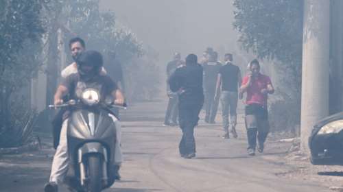 Μενίδι: Αρνούνται να εγκαταλείψουν τα σπίτια τους οι κάτοικοι - Τραυματίας με σοβαρά εγκαύματα από έκρηξη φιάλης αέριου