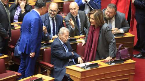 Στιγμιότυπα από την ψηφοφορία στη Βουλή: Η παρουσία Καραμανλή, το "πηγαδάκι" της Ντόρας και τα υπουργικά "δίδυμα"