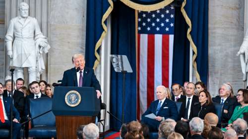 Ντόναλντ Τραμπ: &quot;Σώθηκα από τον Θεό για να ξανακάνω την Αμερική μεγάλη&quot; - &quot;Έσκισε&quot; τον Μπάιντεν που κοιτούσε σκυθρωπός