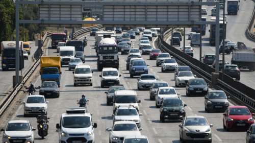 Τροχαίο στη λεωφόρο Αθηνών: ΙΧ έπεσε πάνω σε περιπολικό, τραυματίστηκε αστυνομικός