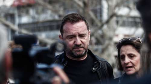 Αιχμηρή απάντηση Πλακιά στον Αρκά: Πολύ άστοχο σκίτσο, τα δικά μας δάκρυα πάνε μόνο στα μνήματα των παιδιών μας