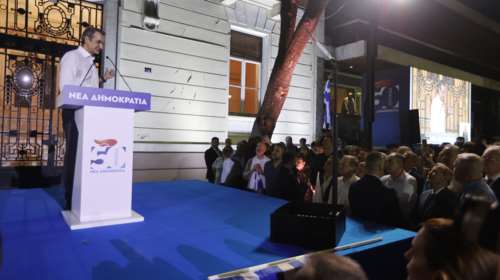 Με αιχμές το γαλάζιο πάρτι στη Ρηγίλλης: Ο Μητσοτάκης τα είπε στους νεοδημοκράτες για να τα ακούσουν Καραμανλής και Σαμαράς