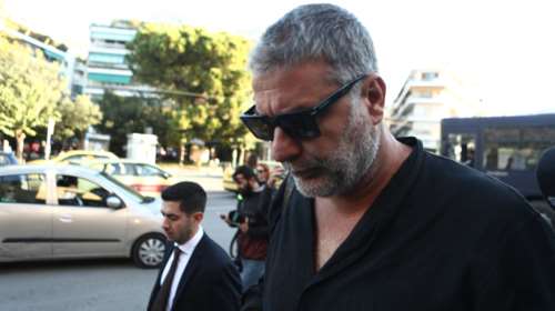 Στην Ευελπίδων ο Βασίλης Μπισμπίκης - Δικάζεται για το τροχαίο στη Φιλοθέη [εικόνες - βίντεο]