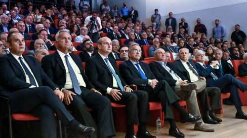 (Πρωθ)υπουργικά &quot;μασάζ&quot; στους βουλευτές της ΝΔ: Τσάι, ταβέρνα και συμπάθεια για να μετριαστούν οι γκρίνιες