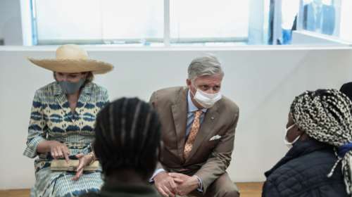 Η Βασίλισσα του Βελγίου και το απίθανο ψάθινο καπέλο της- Μαζί με τον Βασιλιά επισκέφθηκαν μετανάστες στο κέντρο της Αθήνας [εικόνες]