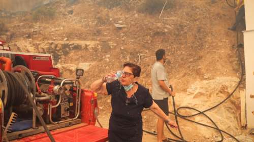 Μάχη με τις φλόγες στη Γλυφάδα: Εντολή εκκένωσης σπιτιών στην Άνω Βούλα - Μήνυμα από το 112