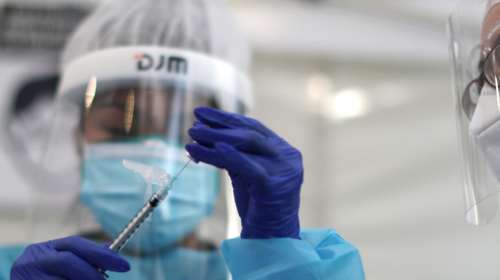 Politico: Η Κομισιόν δίνει άφεση στη Γερμανία παρότι παραβίασε την ευρωπαϊκή αλληλεγγύη με τα εμβόλια