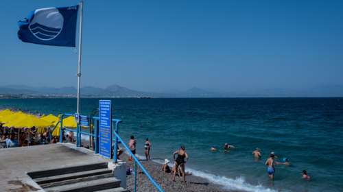 Ποιες είναι οι δύο παραλίες της Αττικής που έχασαν τη Γαλάζια Σημαία – 15 που παραμένουν στη λίστα