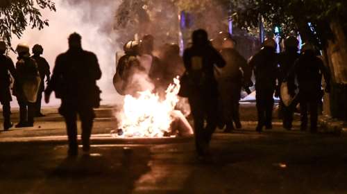 Άργησε η αστυνομία να επέμβει στα επεισόδια: Ξύλο και καπνοί μέσα στον ΗΣΑΠ - ΕΔΕ για τον ξυλοδαρμό συλληφθέντα