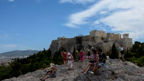 UniCredit: &quot;Βουτιά&quot; 50% στα έσοδα από τον τουρισμό στην Ελλάδα και ύφεση 16%